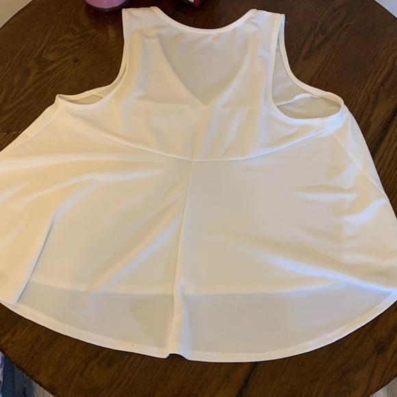 Women’s tanks - Picture 7 of 7